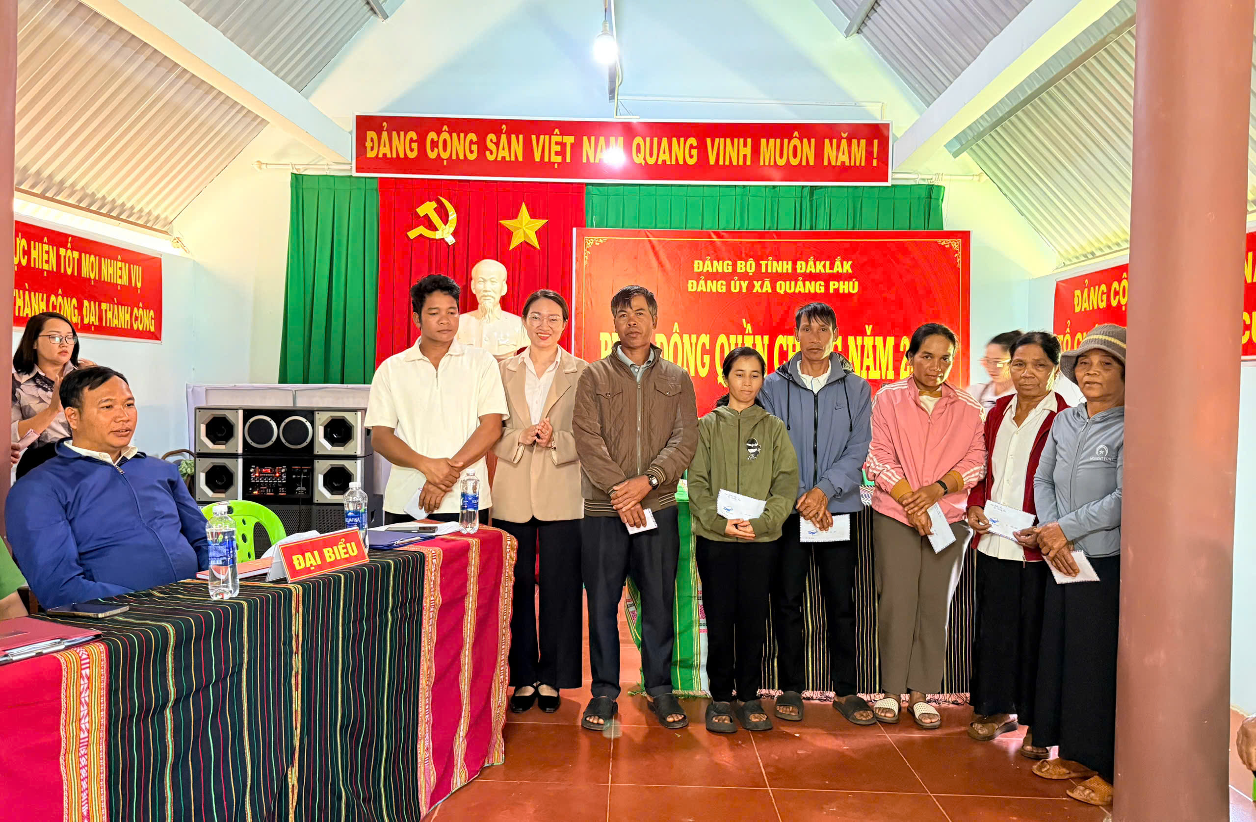 Đảng uỷ xã Quảng Phú trao tặng 09 suất quà cho hộ nghèo ở buôn Lang